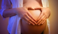 Почему полезно трогать живот во время беременности?