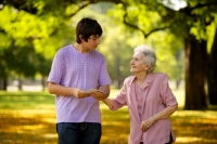 Почему пожилые люди часто помогают незнакомцам?
