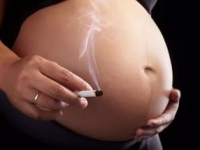 Курение во время беременности,  увеличивает риск выкидыша у будущей дочери
