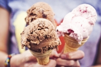 Если хотите остаться здоровыми, не стоит есть мороженое летом - говорят эксперты